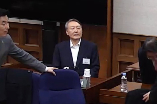 ▲윤석열 전 대통령이 19일 서초구 서울중앙지방법원에서 열린 12·3 비상계엄 관련 내란 우두머리 혐의 1심 선고공판에 출석하고 있다. (사진=연합뉴스)