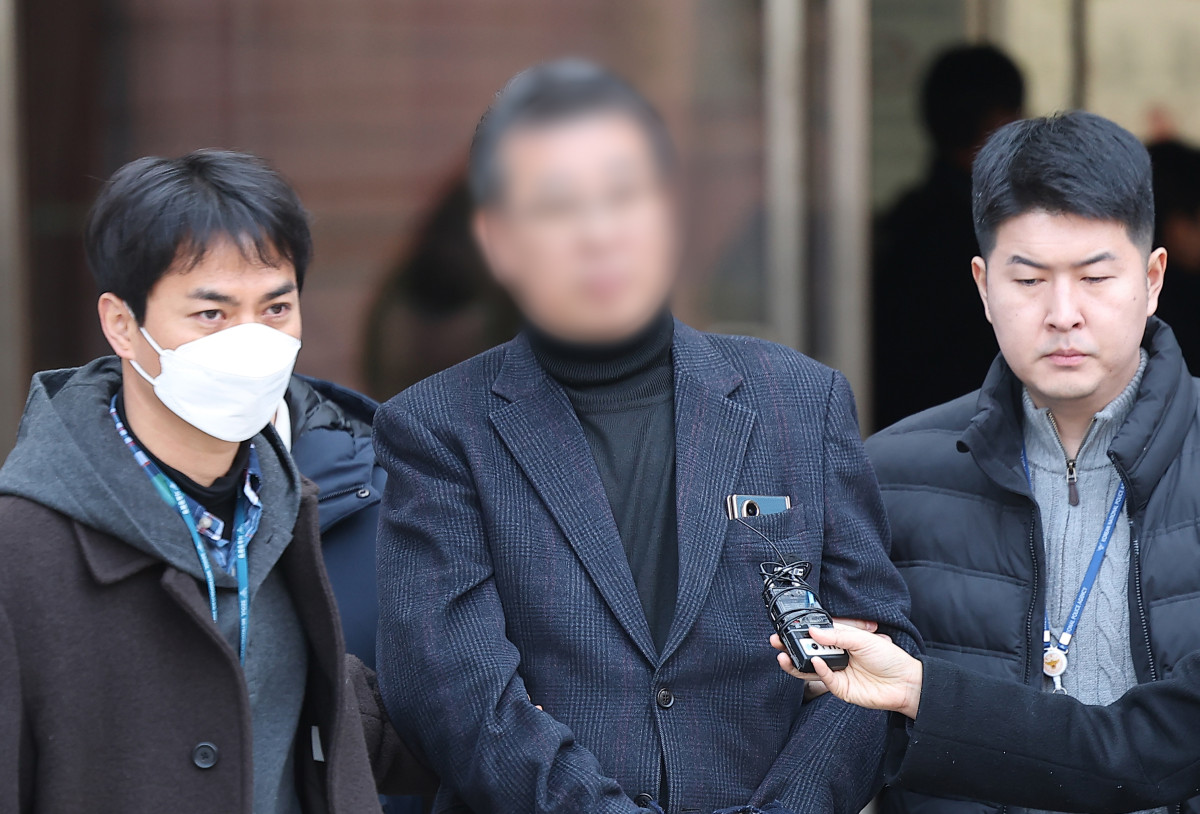 ▲생활지도 등을 빌미로 여성 장애인들과 강제 성관계를 맺거나 유사 성행위를 강요한 혐의 등(성폭력처벌법상 장애인피보호자 간음 등·장애인복지법상 폭행)을 받는 중증장애인 거주시설 색동원 시설장 김모씨가 구속 전 피의자 심문(영장실질심사)를 마치고 19일 서울 서초구 서울중앙지방법원을 나서고 있다. (사진=연합뉴스)