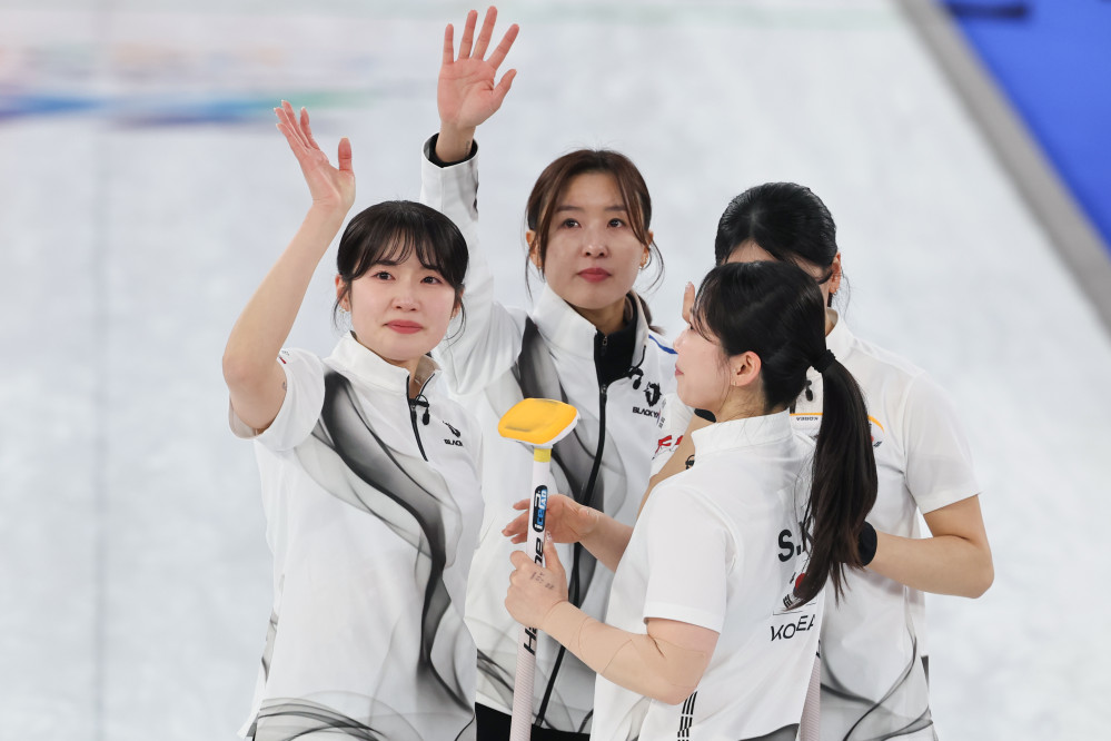 ▲19일(현지시간) 이탈리아 코르티나담페초 컬링 올림픽 스타디움에서 열린 2026 밀라노ㆍ코르티나담페초 동계올림픽 컬링 여자 라운드로빈 한국과 캐나다의 경기에서 7-10으로 패하며 준결승 진출에 실패한 한국 대표팀 선수들이 붉어진 눈시울로 관중에 인사하고 있다. (연합뉴스)