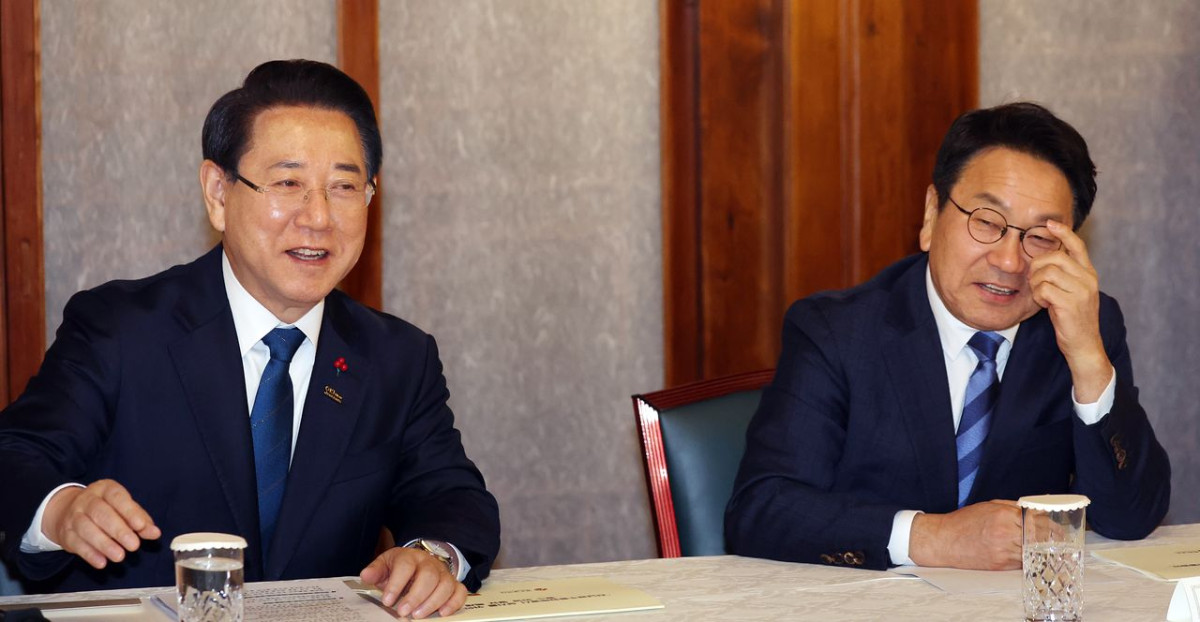 ▲김영록 전남지사(왼쪽)와 강기정 광주시장이 지난달 9일 서울 종로구 삼청동 총리공관에서 열린 김민석 국무총리와의 전남·광주 행정통합 관련 면담에서 인사를 하고 있다. (뉴스1)