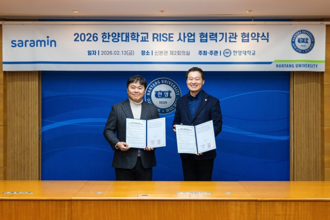 ▲13일 한양대학교에서 문상준 사람인 실장(왼쪽)과 강영종 한양대학교 산학협력단장이 ‘외국인 유학생 취업 지원을 위한 업무협약’을 맺고 기념촬영을 하고 있다. (사진제공=사람인)