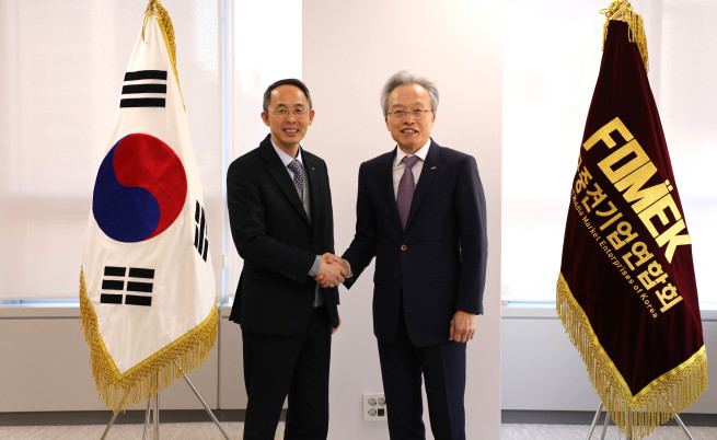 ▲최진식 한국중견기업연합회장(사진 오른쪽)과 황기연 한국수출입은행장이 19일 만나 기념 촬영을 하고 있다. (사진제공=중견기업연합회)