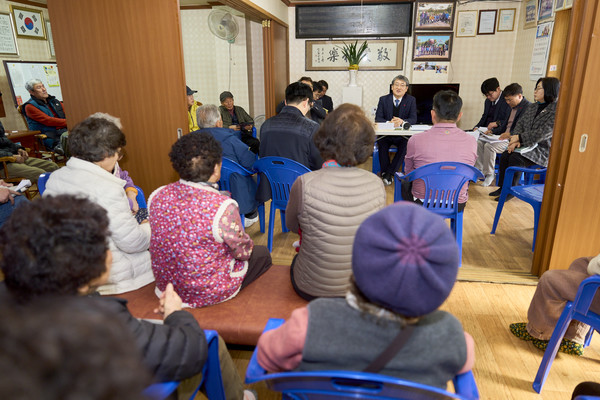 ▲김순호 전남도 구례군수가 주민들과 ‘구들장 대화’를 나누고 있다. (사진제공=구례군)