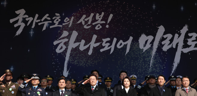▲이재명 대통령이 20일 충남 계룡대 대연병장에서 열린 육·해·공군 사관학교 통합임관식에서 거수경례를 하고 있다. (연합뉴스)