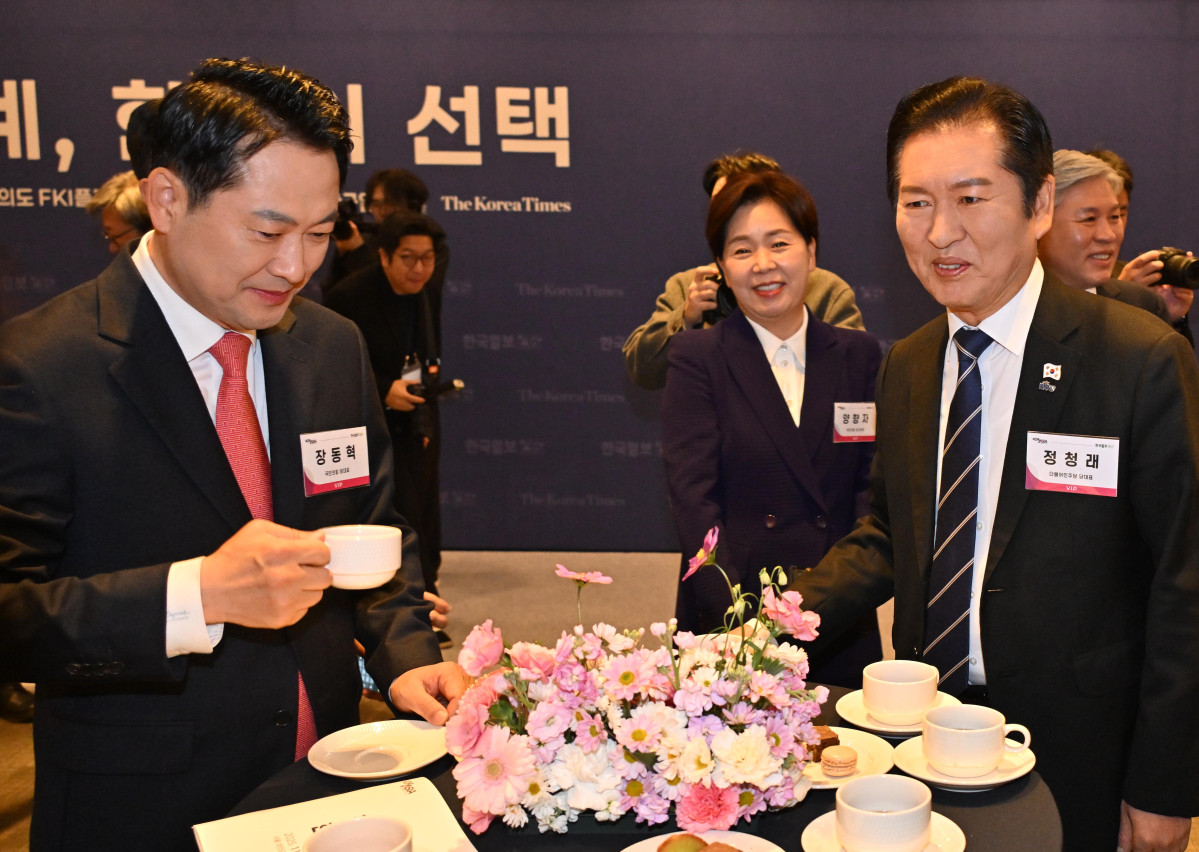 ▲정청래(오른쪽) 더불어민주당 대표와 장동혁 국민의힘 대표가 20일 서울 여의도 FKI플라자 그랜드볼룸에서 '격랑의 세계, 한국의 선택'을 주제로 열린  '2025 코라시아포럼'에서 대화하고 있다. (사진=뉴시스)