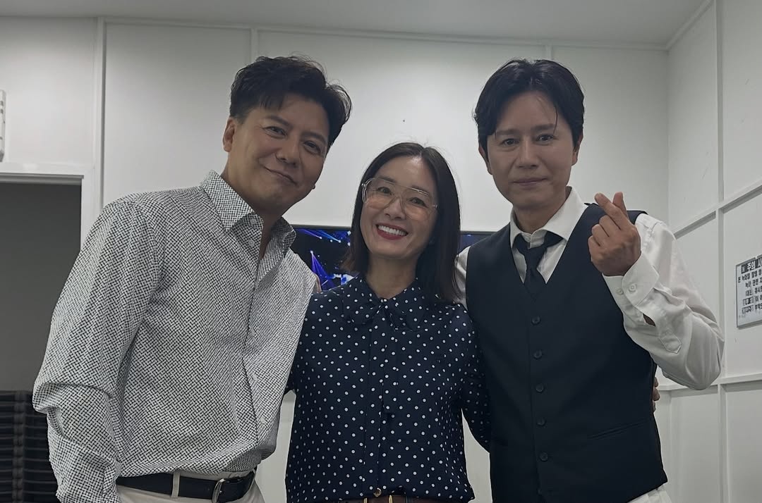 ▲오연수와 더 블루(손지창, 김민종).(오연수 인스타그램)