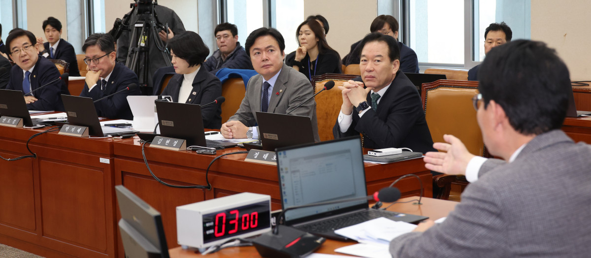 ▲김상훈 국회 대미투자특별법처리를위한특별위원회 위원장과 여당 의원들이 12일 오전 서울 여의도 국회에서 열린 첫 전체회의에서 비공개 전환 여부를 두고 논쟁하고 있다. (사진=뉴시스)