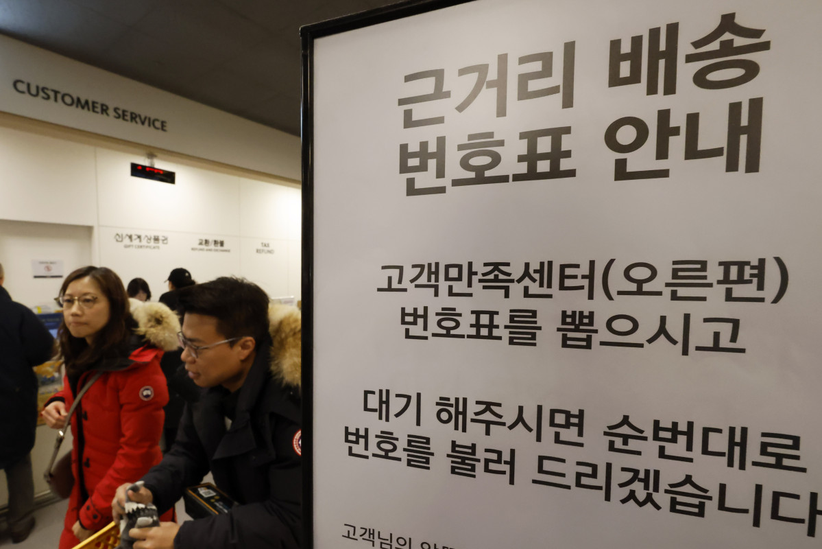 ▲정부와 여당이 대형마트의 새벽 배송을 14년 만에 허용하기로한 9일 서울 시내 한 대형마트에 배송 안내문이 붙어 있다. (뉴시스)