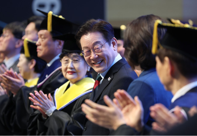 ▲이재명 대통령이 20일 대전 유성구 한국과학기술원(KAIST)에서 열린 학위수여식에 참석해 참석자들과 인사하고 있다. (연합뉴스)
