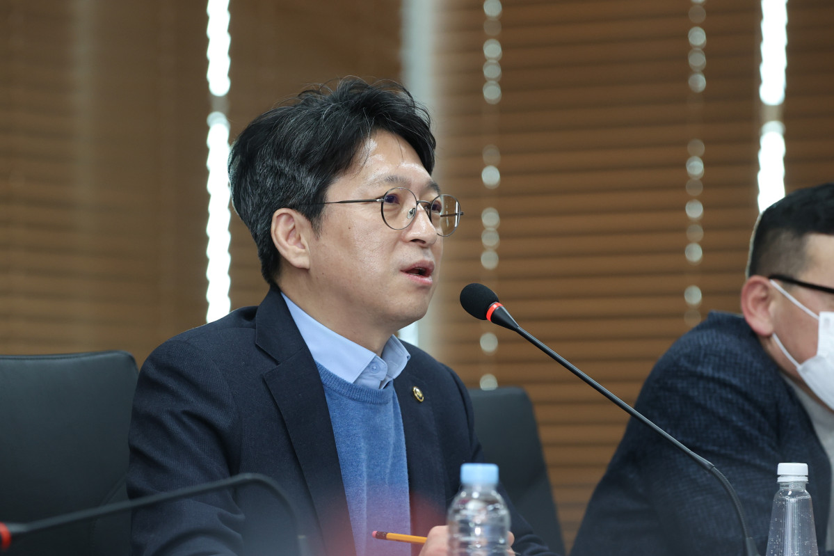 ▲홍지선 국토교통부 2차관 가덕도신공항 현장 방문 모습. (사진제공=국토교통부)
