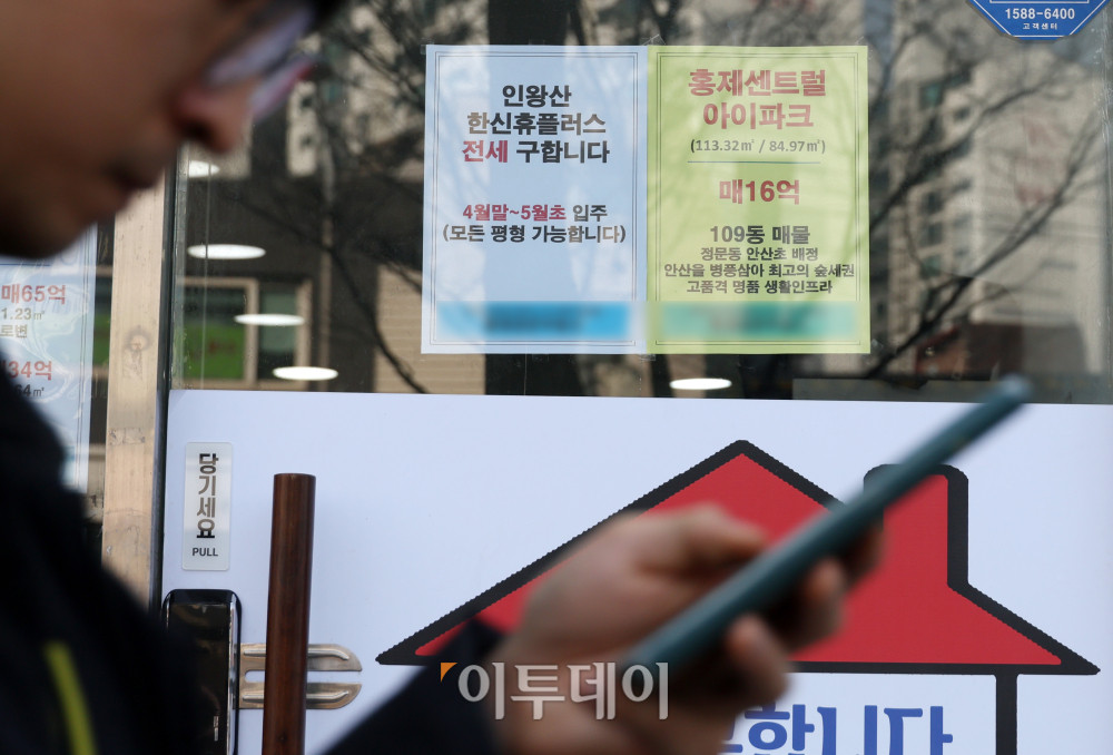 ▲전세 수요가 공급을 웃돌면서 매물 부족 현상이 심화되고 있다. 전세 시장의 수요 우위를 보여주는 지수도 4년 만에 최고 수준을 기록했다. 한국부동산원에 따르면 지난 1월 서울 아파트 전세수급동향지수는 105.5로 전월과 동일했으며, 이는 2021년 10월(108.3) 이후 가장 높은 수치다. 20일 서울의 한 부동산중개업소에 전세를 구한다는 안내문이 붙어있다. 고이란 기자 photoeran@