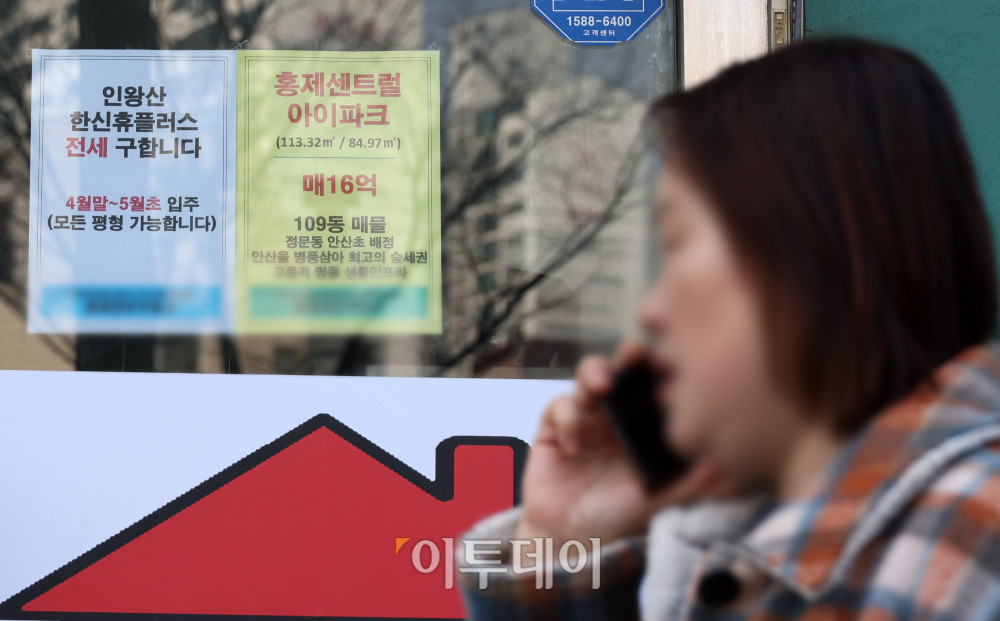 ▲전세 수요가 공급을 웃돌면서 매물 부족 현상이 심화되고 있다. 전세 시장의 수요 우위를 보여주는 지수도 4년 만에 최고 수준을 기록했다. 한국부동산원에 따르면 지난 1월 서울 아파트 전세수급동향지수는 105.5로 전월과 동일했으며, 이는 2021년 10월(108.3) 이후 가장 높은 수치다. 20일 서울의 한 부동산중개업소에 전세를 구한다는 안내문이 붙어있다. 고이란 기자 photoeran@