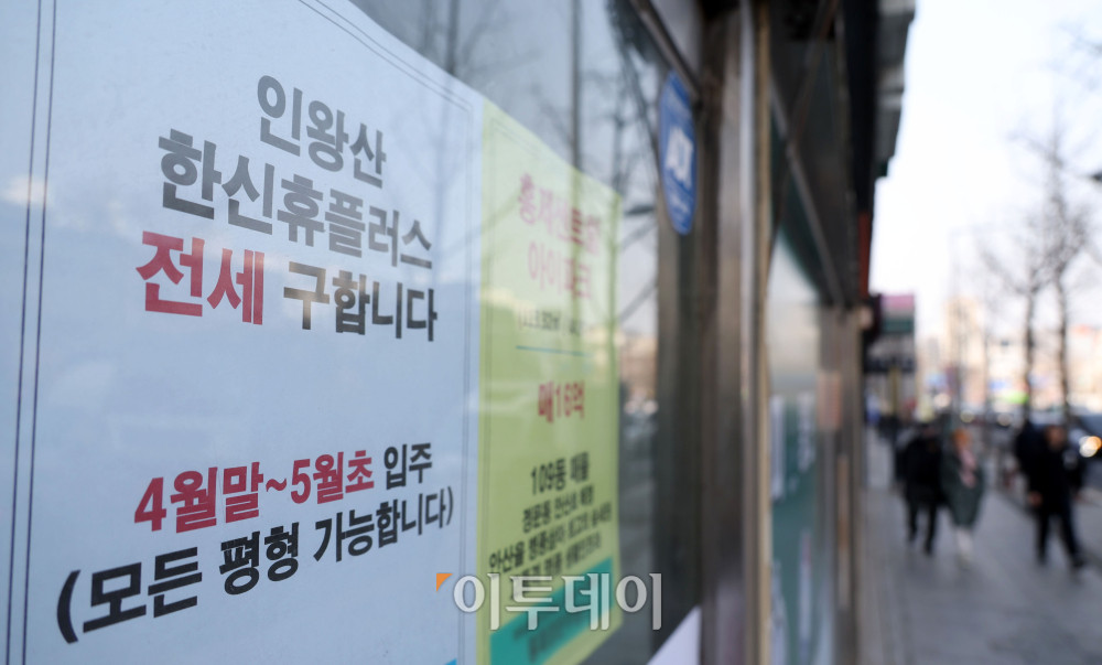 ▲전세 수요가 공급을 웃돌면서 매물 부족 현상이 심화되고 있다. 전세 시장의 수요 우위를 보여주는 지수도 4년 만에 최고 수준을 기록했다. 한국부동산원에 따르면 지난 1월 서울 아파트 전세수급동향지수는 105.5로 전월과 동일했으며, 이는 2021년 10월(108.3) 이후 가장 높은 수치다. 20일 서울의 한 부동산중개업소에 전세를 구한다는 안내문이 붙어있다. 고이란 기자 photoeran@
