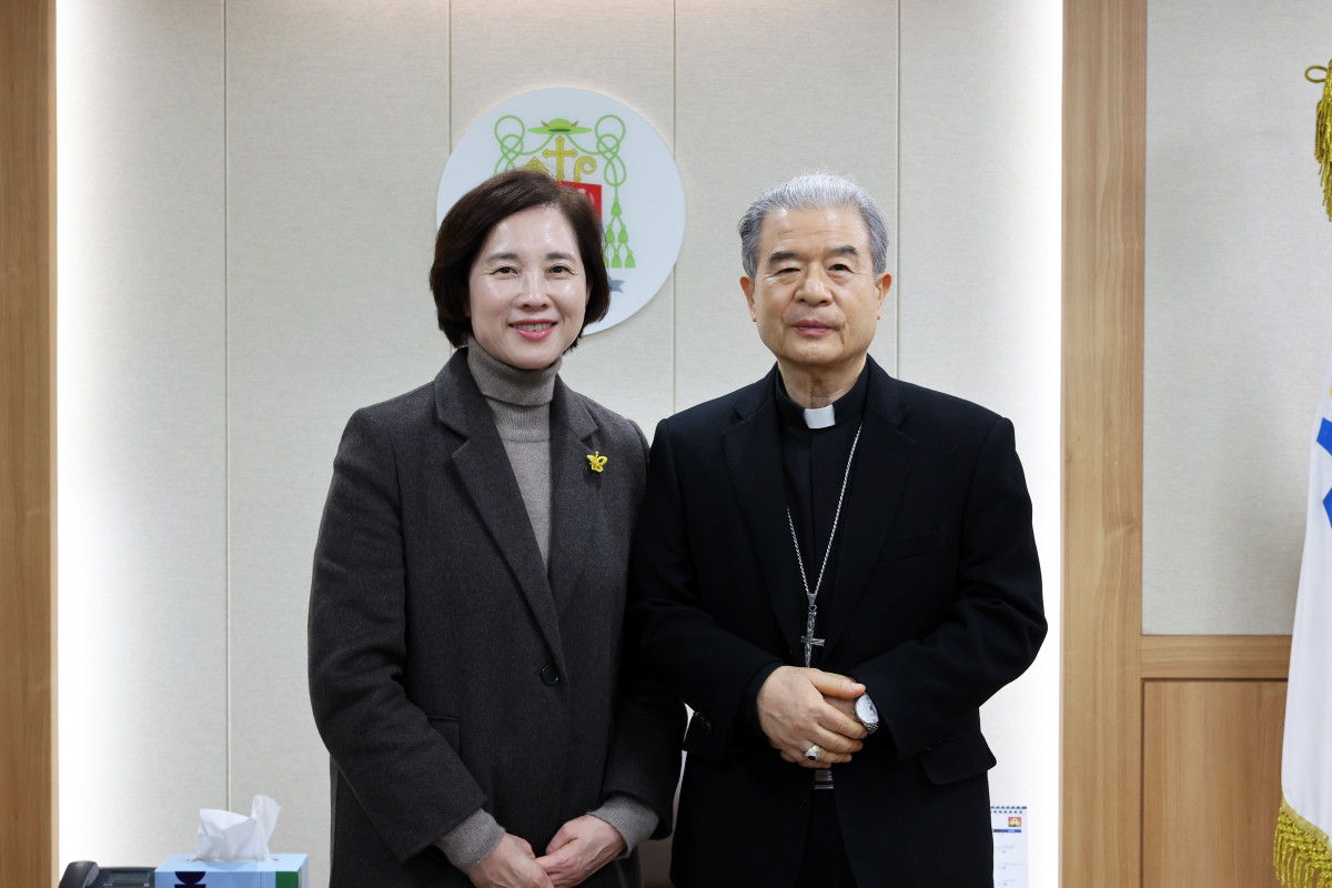 ▲유은혜 경기도교육감 예비후보(왼쪽)가 20일 수원 정자동 천주교 수원교구청을 찾아 한국천주교주교회 의장 겸 수원교구장 이용훈(마티아) 주교(오른쪽)를 예방한 뒤 기념 촬영을 하고 있다. 두 사람은 이날 생태전환교육 강화와 2027 서울 세계청년대회 교육계 협력 방안 등 경기교육 현안을 놓고 폭넓은 의견을 나눴다. (유은)