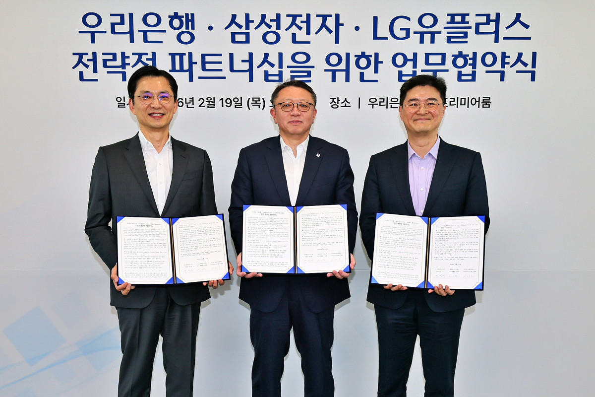 ▲(왼쪽부터)임성택 삼성전자 한국총괄 부사장, 정진완 우리은행장, 이재원 LG유플러스 부사장이 19일 서울 중구 우리은행 본점에서 전략적 파트너십을 위한 업무협약을 체결한 뒤 기념촬영을 하고 있다. (사진제공=우리은행)