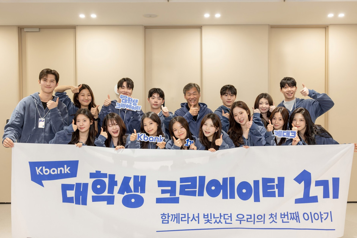▲최우형 케이뱅크 은행장이 20일 케이뱅크 사옥 회의실에서 ‘대학생 크리에이터 1기’ 수료식에 참석해 기념촬영을 하고 있다. (사진제공=케이뱅크)