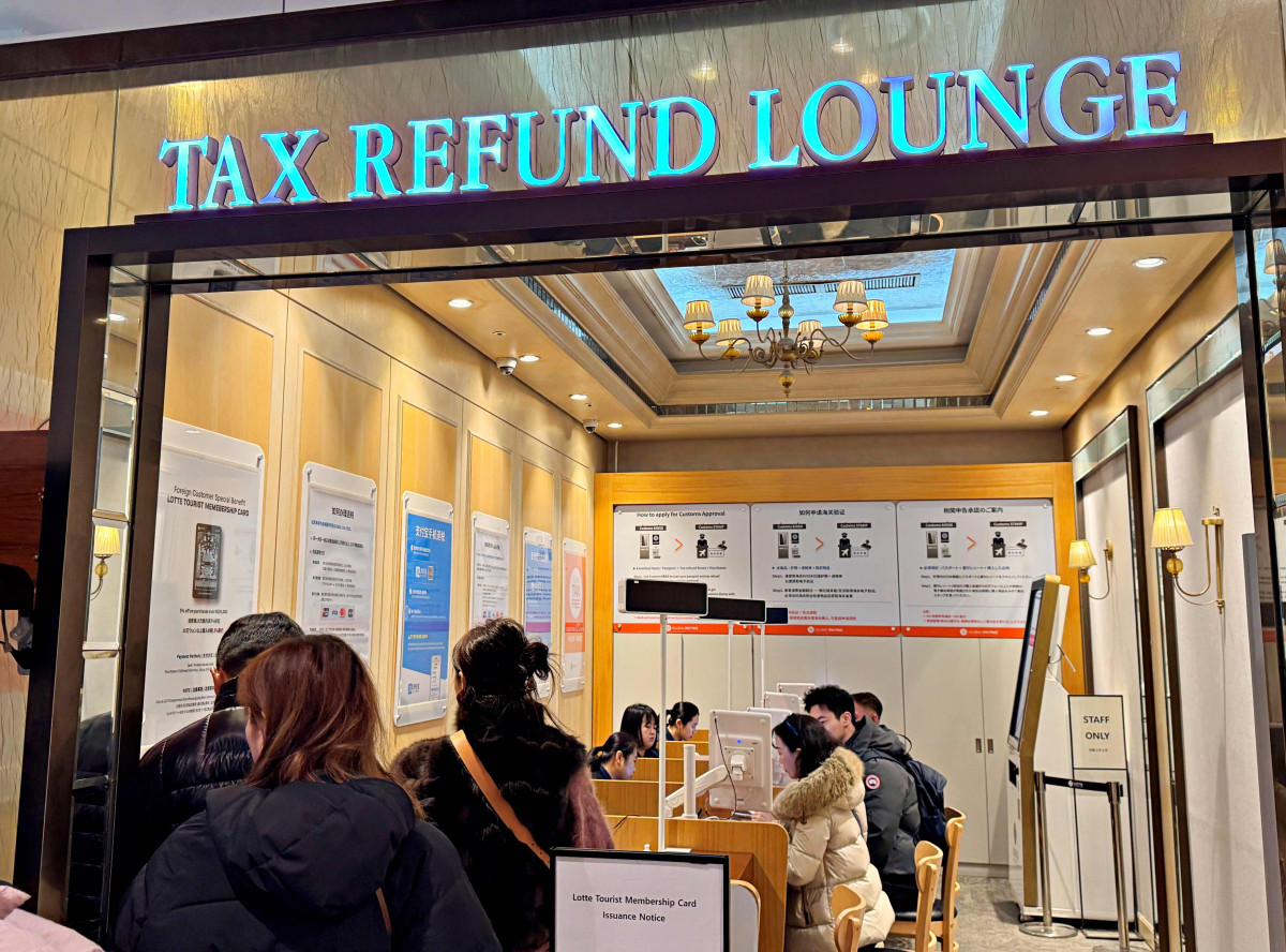 ▲롯데백화점 본점 지하 1층 택스리펀(TAX_REFUND) 라운지에서 입장을 대기하는 외국인 고객들의 모습