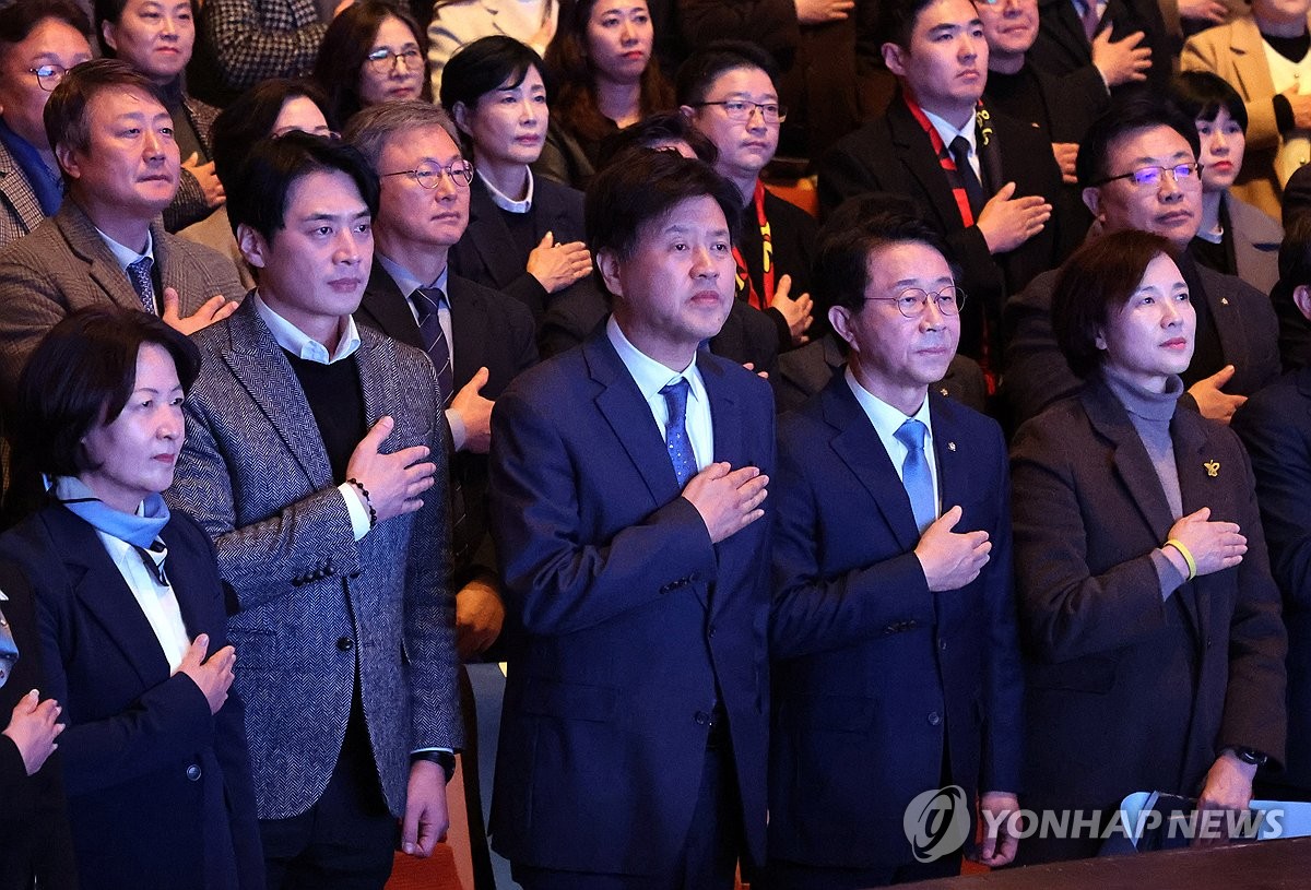 ▲김용 전 민주연구원 부원장 등 참석자들이 20일 경기 수원시 경기아트센터에서 열린 '대통령의 쓸모' 출판기념회에서 국민의례를 하고 있다. (연합뉴스)