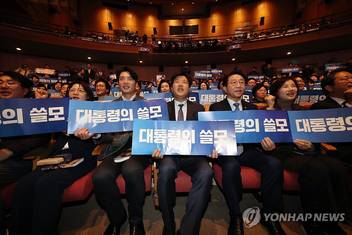 ▲김용 전 민주연구원 부원장이 20일 경기아트센터에서 '대통령의 쓸모' 출판기념 토크 콘서트를 열고 내빈들과 기념 촬영을 하고 있다. (연합뉴스)