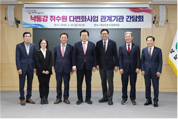 ▲사진 좌측부터 김찬수 창녕군 반대대책위원장, 김지영 기후부 물이용정책관, 박완수 경상남도지사, 박상웅 국회의원, 박형준 부산시장, 오태완 의령군수, 성낙인 창녕군수 (사진제공=부산시청)