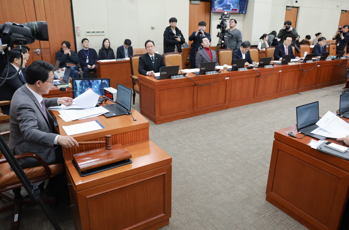 ▲12일 서울 여의도 국회에서 열린 대미투자특별법 처리를 위한 특별위원회 제1차 전체회의에서 위원장인 국민의힘 김상훈 의원이 간사 선임의 건을 처리하고 있다. (연합뉴스)