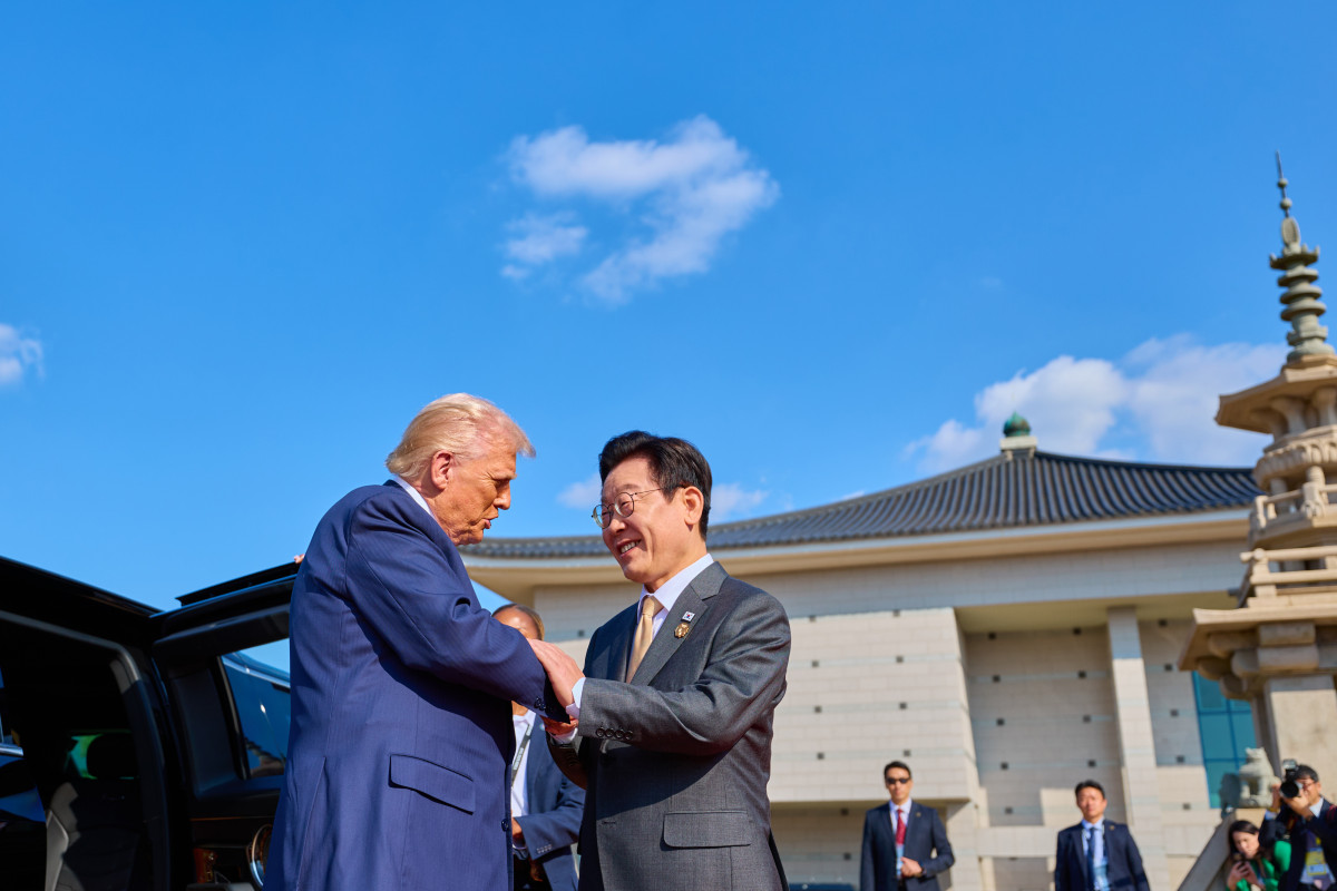 ▲이재명 대통령이 지난해 10월 29일 경북 경주박물관에 도착한 도널드 트럼프 미국 대통령을 만나 악수를 하고 있다. (사진=대통령실)