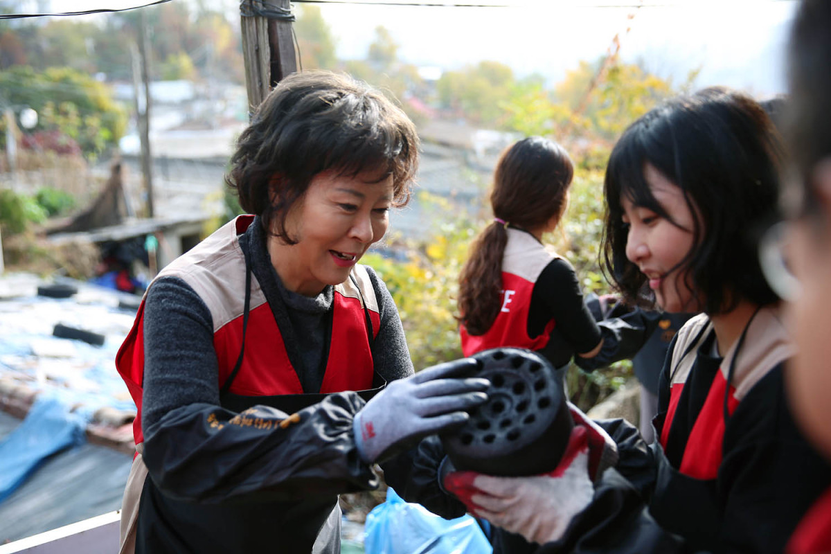▲신영자 롯데장학재단이사장과 롯데 장학생들이 2015년 11월 11일 오전 서울 성북구 정릉동 일대 독거노인과 저소득층 가구에 연탄과 쌀을 전하는 연탄나눔 봉사활동을 하고 있다. 사진=롯데제공. 뉴시스
