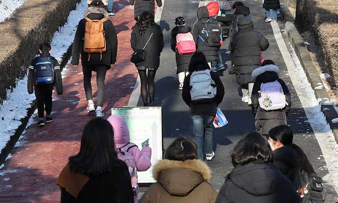 ▲서울 한 초등학교에서 학부모들이 아이들 등교 모습을 보고 있다. (연합뉴스)