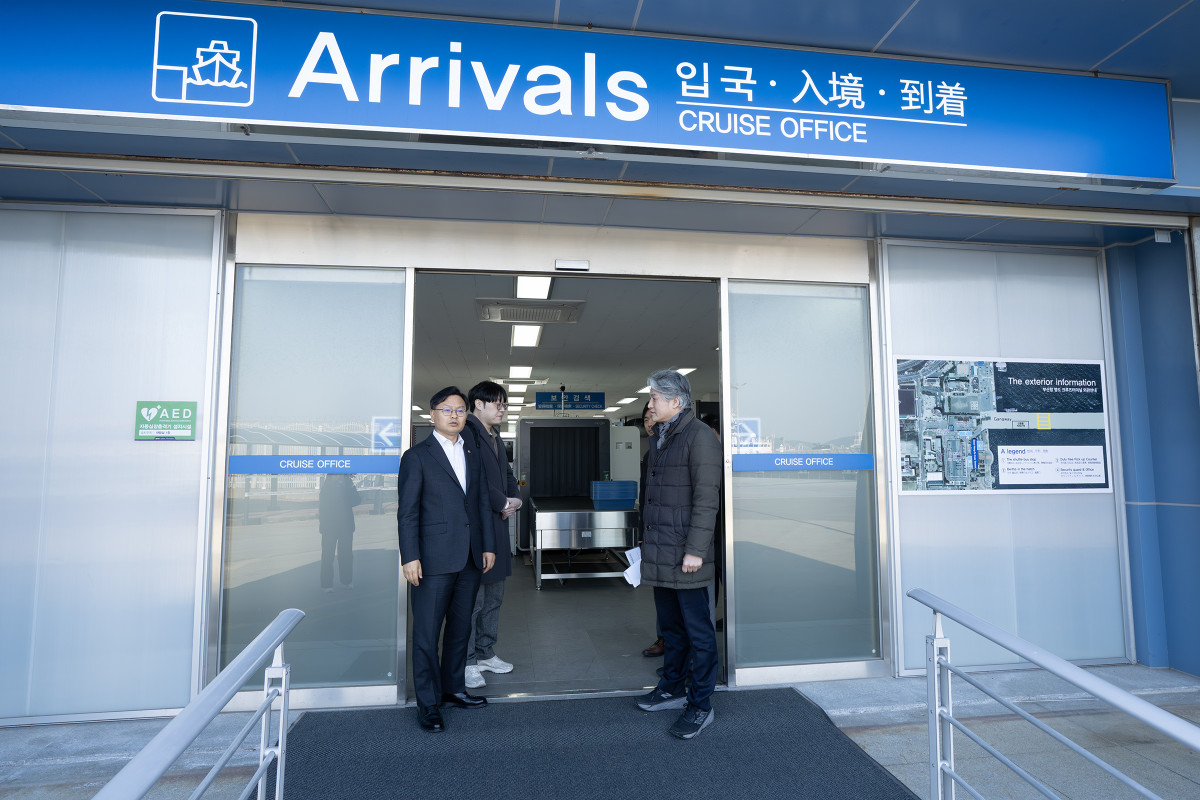 ▲김성범 해양수산부 장관 직무대행이 20일 부산항 영도 크루즈터미널을 찾아 2026년 준모항 운영에 따른 승선 준비 현황과 운영체계를 종합 점검하고 있다. (사진제공=헤양수산부)