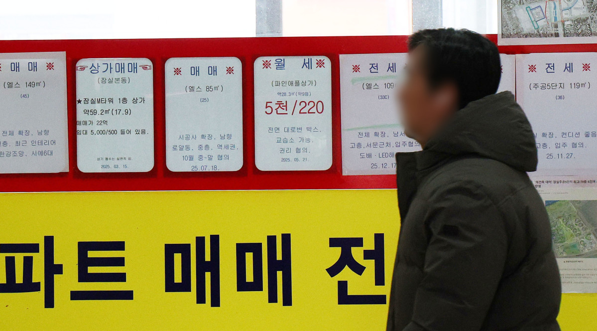 ▲서울 시내 한 공인중개사 사무실 외벽에 부동산 매물 안내문이 게시돼 있다. (사진제공=연합뉴스)