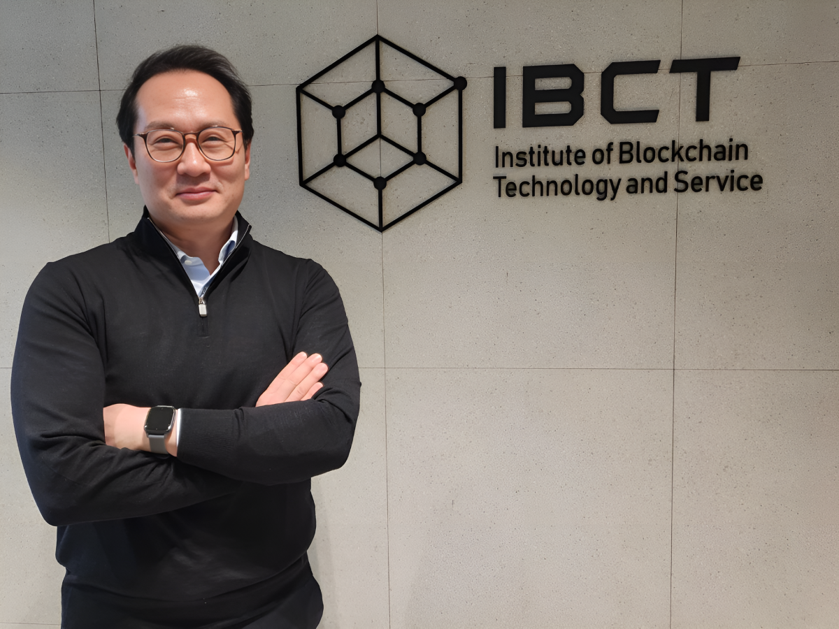 ▲이정륜 IBCT 대표가 회사 로고 앞에서 포즈를 취하고 있다. (사진제공=IBCT)