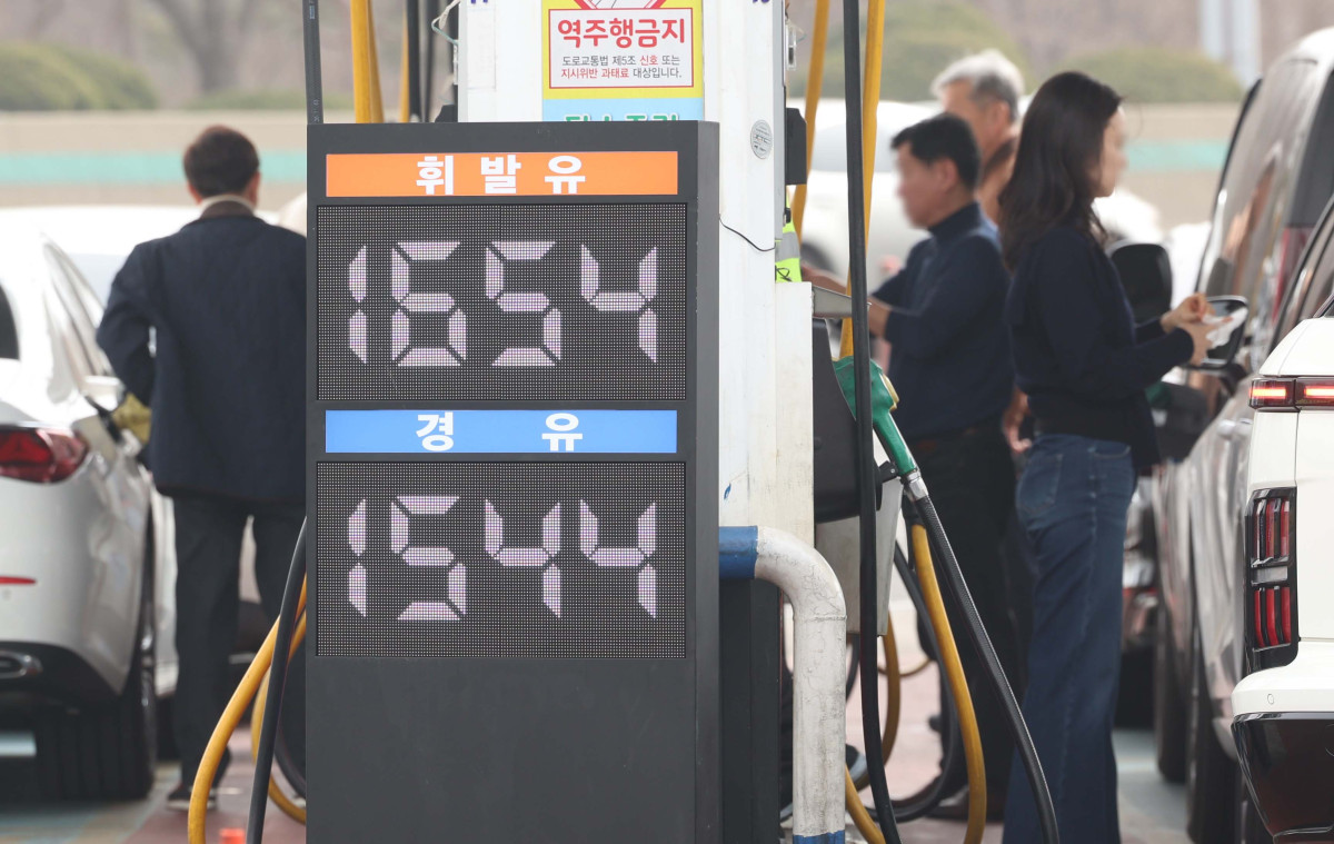 ▲국내 주유소 기름값이 11주 만에 상승세로 돌아선 가운데 22일 서울 서초구 만남의 광장 주유소에서 시민들이 주유를 하고 있다. 한국석유공사 유가정보시스템 오피넷에 따르면 2월 셋째 주 전국 주유소 휘발유의 리터당 평균 판매가는 1688.3원이다. 전주와 비교해 2.0원 오른 가격이다. 경유 평균 판매가는 1587.6원이다. 한 주 전과 비교해 4.6원 올랐다. 국제 휘발유·경유 가격 인상 흐름 속에 이번 주 국내 가격도 상승세를 이어갈 전망이다. 신태현 기자 holjjak@
