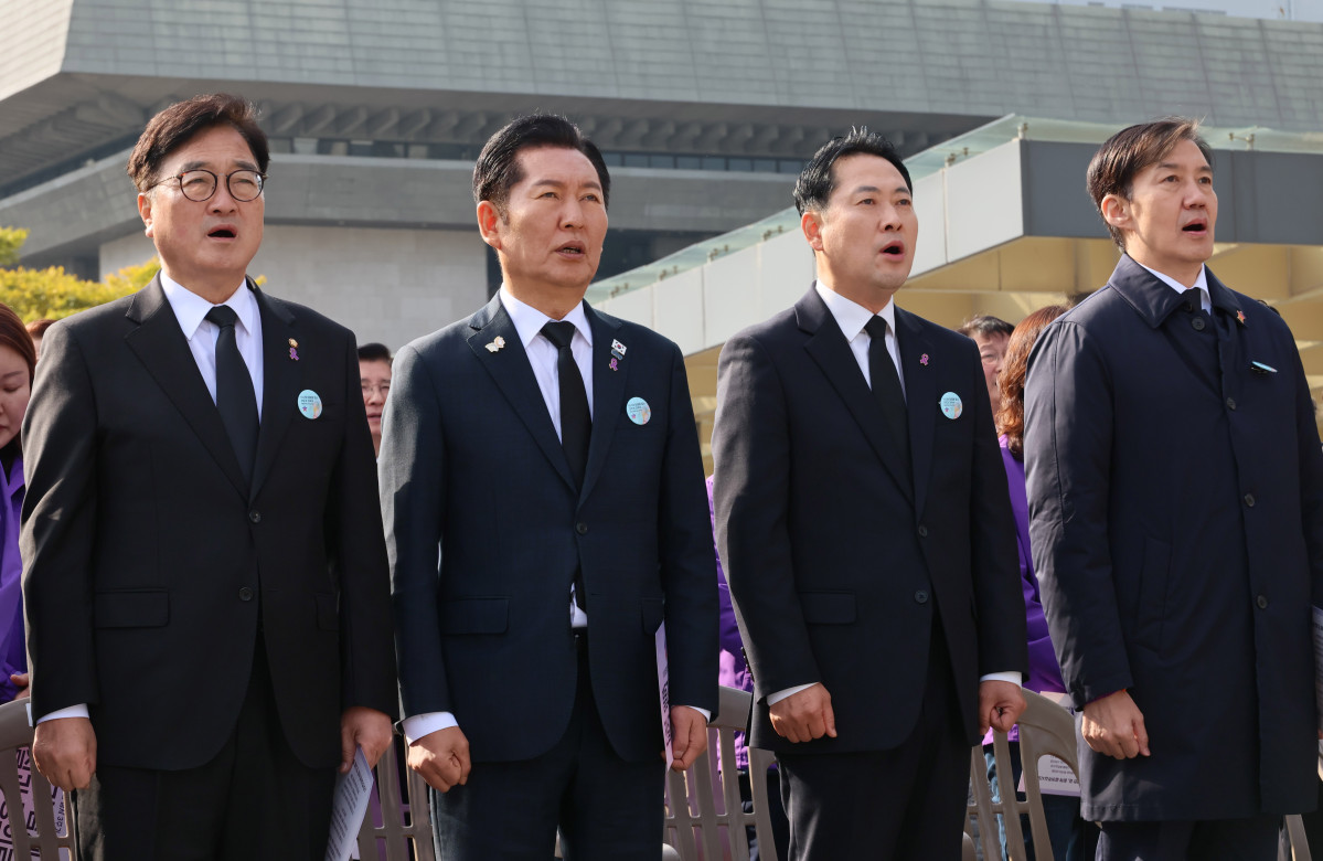 ▲29일 서울 종로구 광화문 광장에서 열린 이태원 참사 3주기 기억식에서 우원식 국회의장(왼쪽부터)과 더불어민주당 정청래 대표, 국민의힘 장동혁 대표, 조국혁신당 조국 대표가 애국가를 제창하고 있다. (연합뉴스)