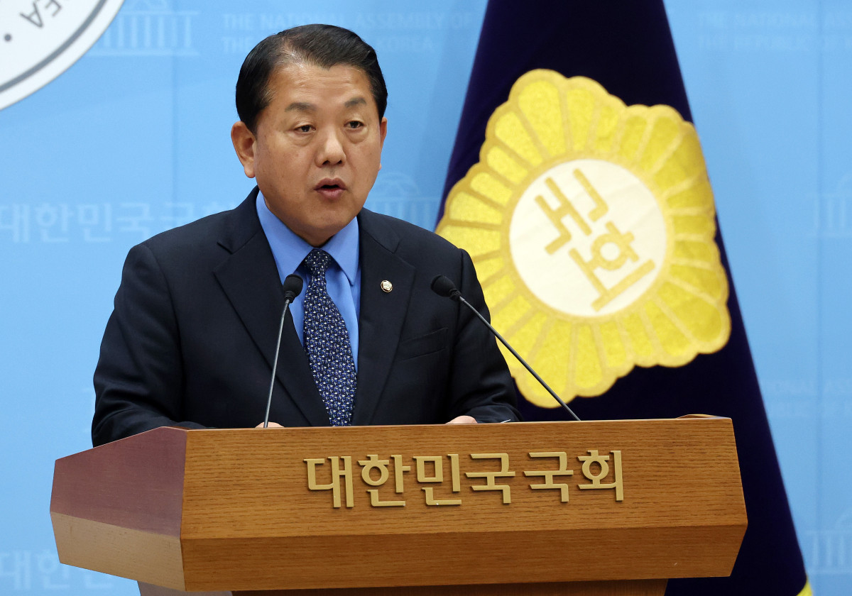 ▲경기지사 선거 출마를 선언했던 김병주 더불어민주당 의원이 22일 국회 소통관에서 긴급 기자회견을 열고 경기도지사 출마 공식 철회를 발표하고 있다. 사진=연합뉴스