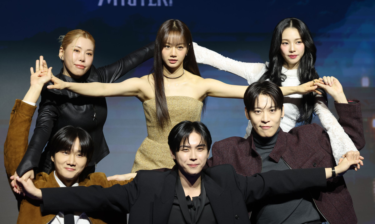 ▲19일 서울 마포구 호텔 나루에서 열린 넷플릭스 예능 '미스터리 수사단' 시즌2 제작발표회에서 이용진, 존박, 혜리, 가비, 카리나, 김도훈이 포즈를 취하고 있다. (뉴시스)