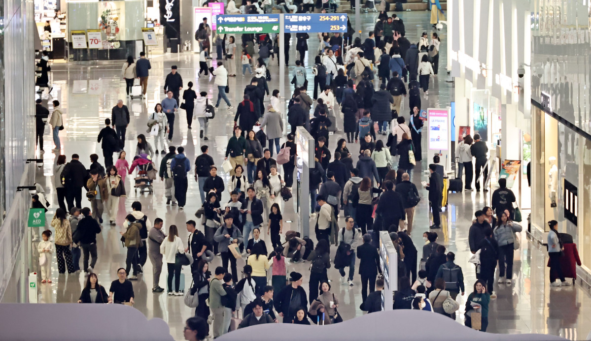 ▲설 연휴를 앞둔 13일 인천국제공항 제2여객터미널 출국장 내 면세구역에서 공항이용객들이 이동하고 있다. (연합뉴스)