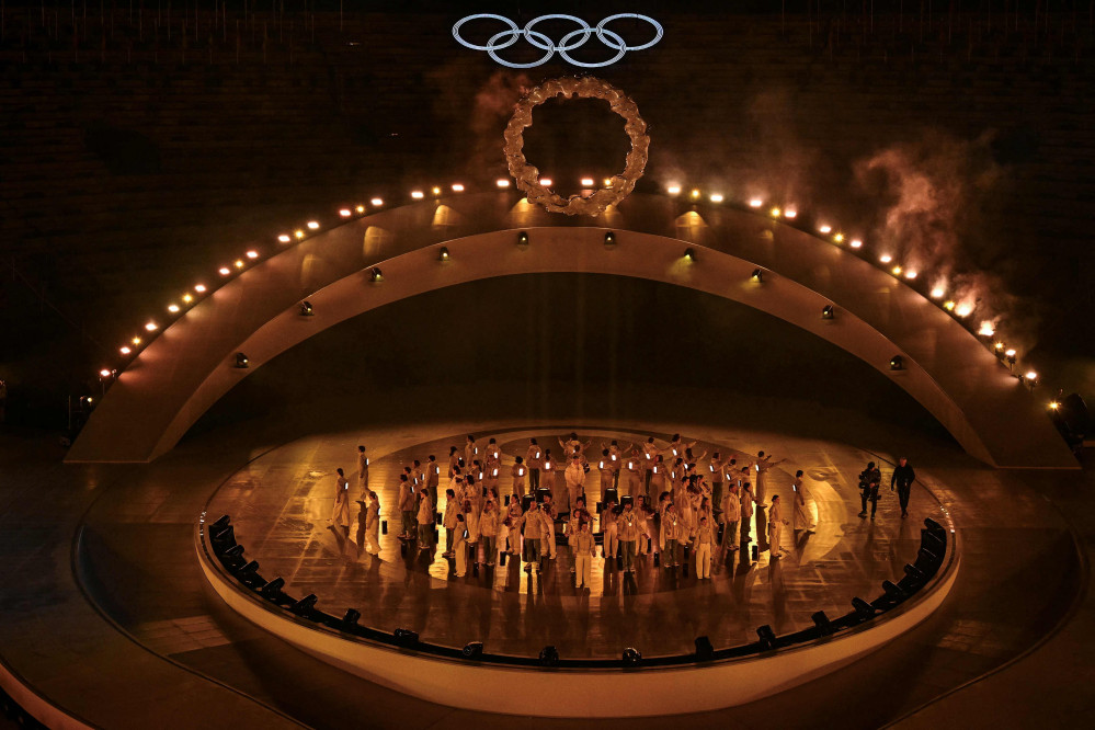 ▲22일(현지시간) 이탈리아 북부 베로나의 베로나 아레나에서 열린 2026 밀라노·코르티나담페초 동계올림픽 폐회식에서 올림픽기 인계식이 진행되는 가운데 음악가들과 합창단원, 선수들이 공연을 펼치고 있다. (AFP/연합뉴스)