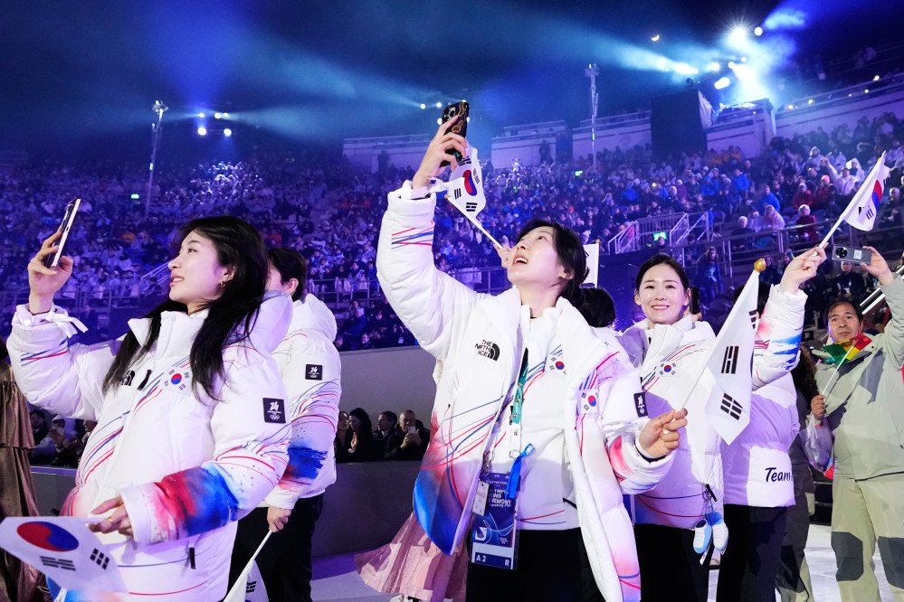 ▲22일(현지시간) 이탈리아 베로나에서 열린 2026 밀라노·코르티나담페초 동계올림픽 폐회식에서 한국 선수들이 입장하고 있다. (AP/연합뉴스)