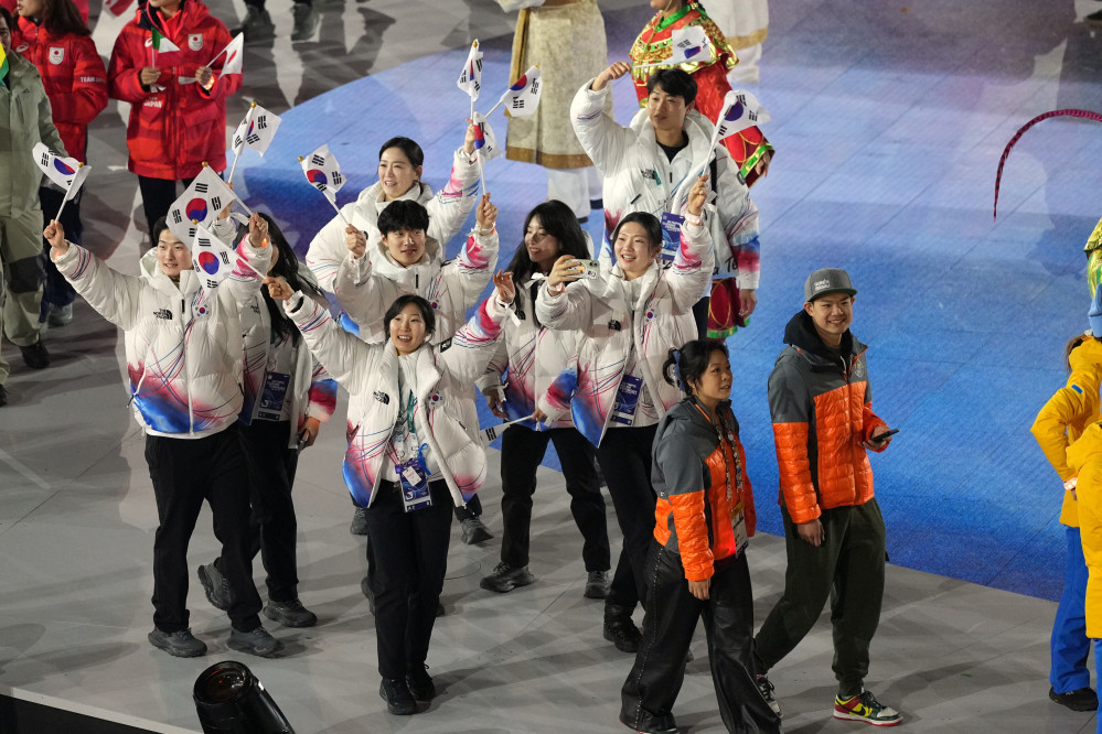 ▲22일(현지시간) 이탈리아 베로나에서 열린 2026 밀라노·코르티나담페초 동계올림픽 폐회식에서 대한민국 선수단이 퍼레이드를 하고 있다. (AP/연합뉴스)