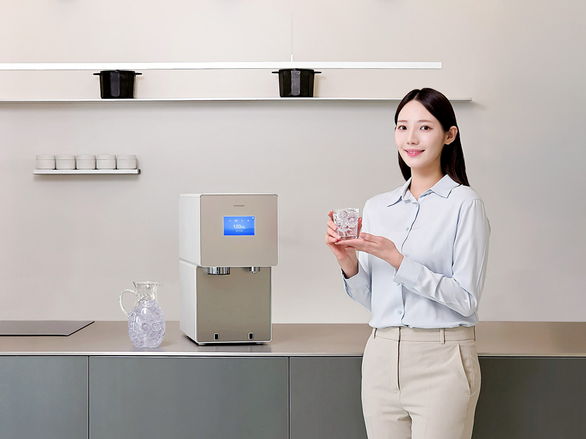 ▲삼성전자 모델이 하루 최대 8kg의 강력한 제빙 성능에 AI 기반 사용자 맞춤 기능을 갖춘 '비스포크 AI 얼음정수기' 신제품을 소개하고 있다. (사진제공=삼성전자)