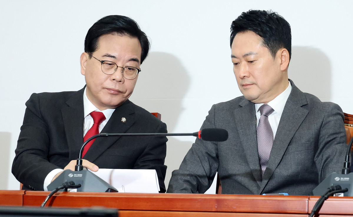 ▲국민의힘 장동혁 대표와 송언석 원내대표가 23일 국회에서 열린 최고위원회의에서 메모를 보며 대화하고 있다. (연합뉴스)