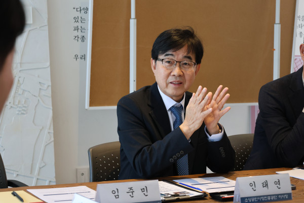 ▲인태연 이사장이 20일 소상공인시장진흥공단 경기 남부 지역본부와 수원 남문시장 및 행궁동 상권 등을 찾아 현안을 논의했다. (사진제공=소상공인시장진흥공단)