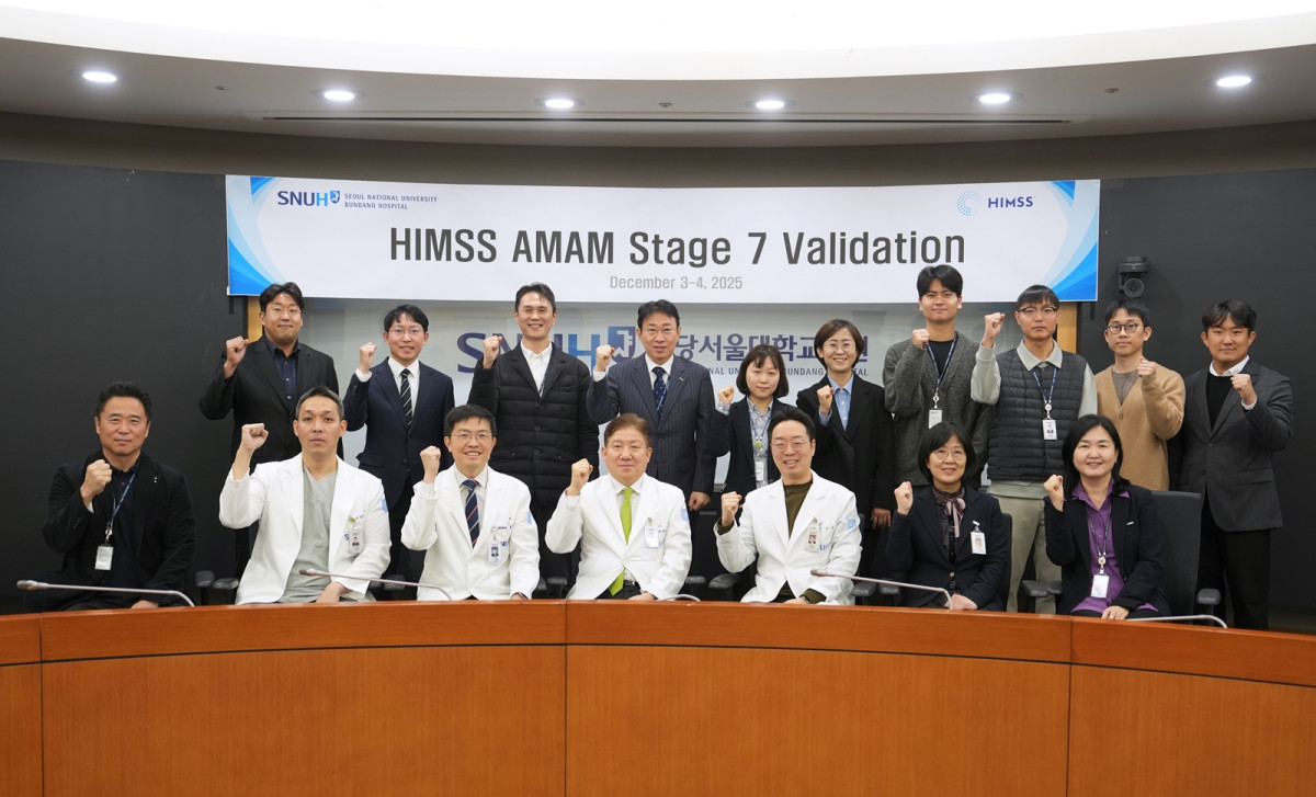 ▲분당서울대병원 관계자들이 미국의료정보경영협회(HIMSS) ‘개정판(Modernized) AMAM’에서 최고 단계인 Stage7 인증을 획득하 기념 단체사진을 촬영하고 있다. (사진제공=분당서울대병원)