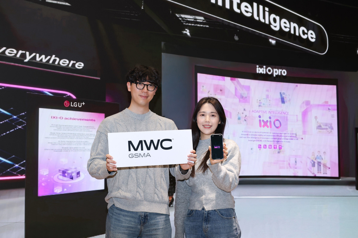 ▲LG유플러스가 MWC26에서 AI 통화앱 ‘익시오(ixi-O)’의 미래 모습인 ‘익시오 프로(ixi-O Pro)’를 공개한다. 사진은 LG유플러스 직원들이 익시오를 소개하는 모습. (사진제공=LG유플러스)