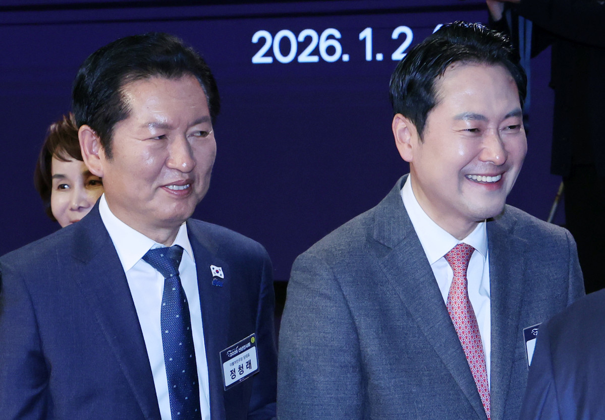 ▲정청래(왼쪽) 더불어민주당 대표와 장동혁 국민의힘 대표가 2일 오후 서울 중구 대한상공회의소에서 열린 2026 경제계 신년인사회를 마치고 행사장을 나서고 있다. (사진=뉴시스)