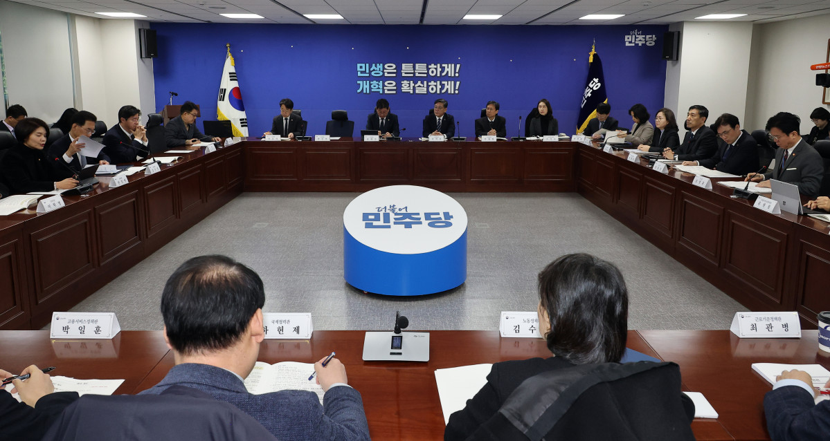 ▲한정애 더불어민주당 정책위의장과 김영훈 고용노동부 장관이 23일 국회 의원회관에서 열린 당정 협의를 열고 고용노동정책에 관해 협의하고 있다. 사진=연합뉴스