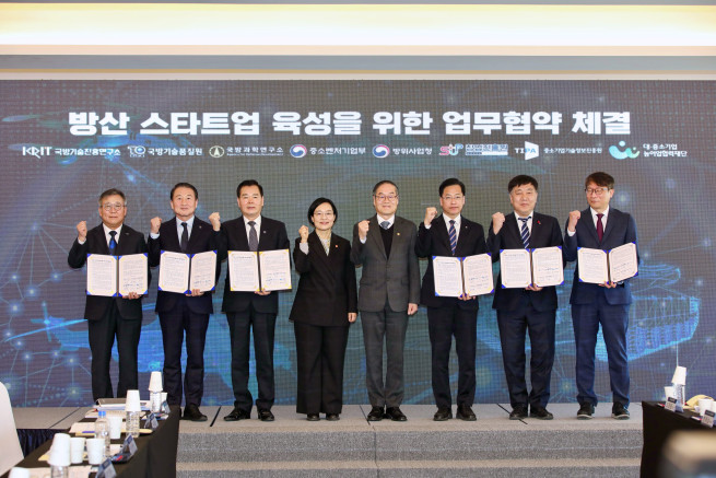 ▲한성숙 중소벤처기업부 장관과 이용철 방위사업청장이 23일 서울 용산구 피스앤파크컨벤션에서 열린 '방산 스타트업 육성 업무협약식'에서 업무협약을 맺은 관계기관 참석자들과 기념 촬영을 하고 있다. (사진출처=중소벤처기업부)