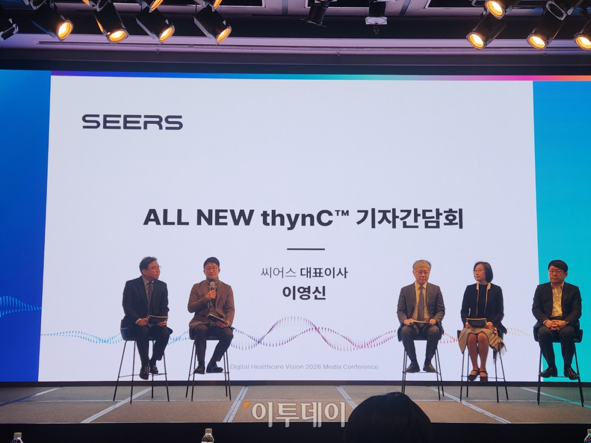 ▲왼쪽부터 박형철 대웅제약 ETC마케팅 본부장, 이영신 씨어스테크놀로지 대표, 조재형 아이쿱 대표, 박선희 스카이랩스 상무, 김용식 퍼즐에이아이 대표. (이상민 기자 imfactor@)