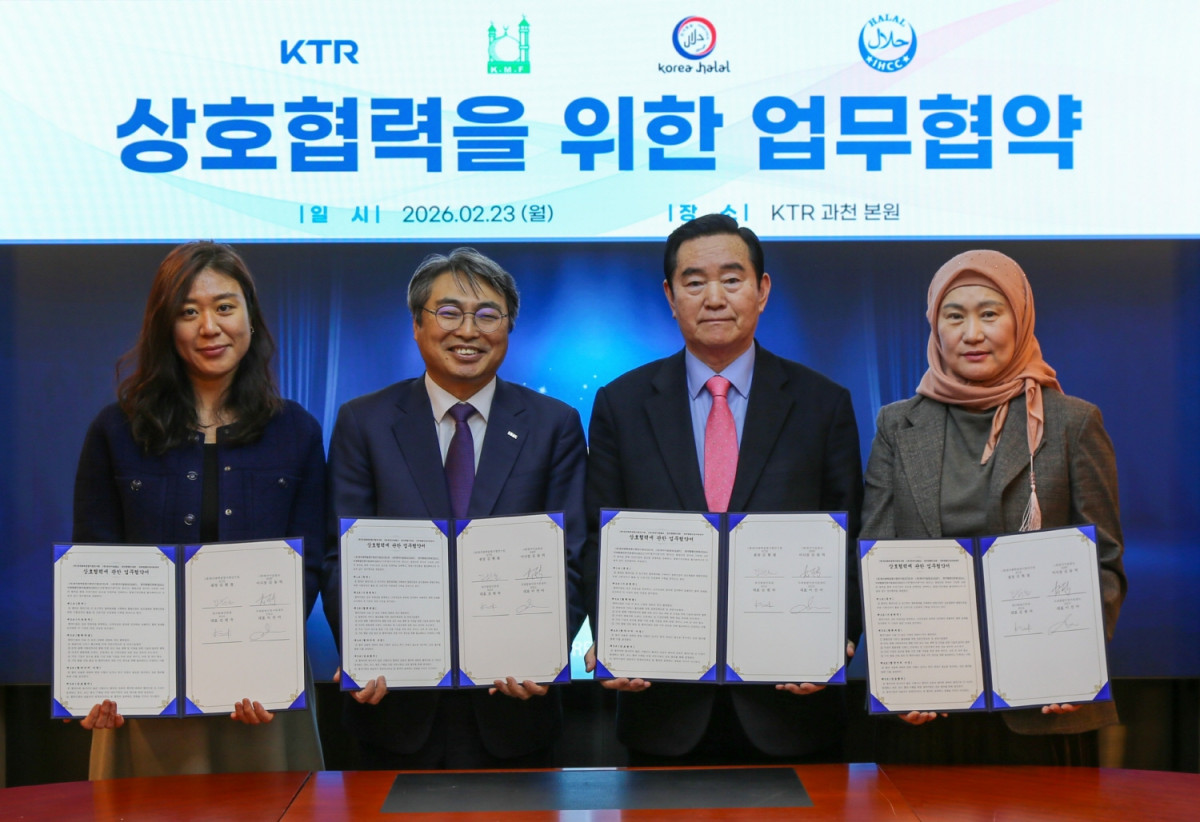 ▲KTR 김현철 원장(왼쪽 두 번째)이 23일 KMF 김동억 이사장(오른쪽 두 번째), KHA 김원숙 대표(오른쪽 첫 번째), IHCC 이선아 대표(왼쪽 첫 번째)와 상호 협력을 위한 업무협약을 체결했다. (사진제공=KTR)