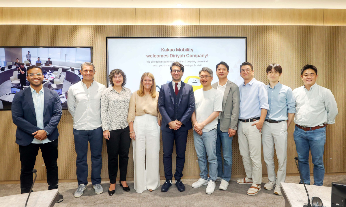 ▲지난해 9월 카카오모빌리티 사옥을 방문한 디리야컴퍼니 관계자들이 류긍선 대표(사진 오른쪽 다섯 번째) 등 카카오모빌리티 관계자들과 함께 기념 촬영을 하고 있다. (사진제공=카카오모빌리티)